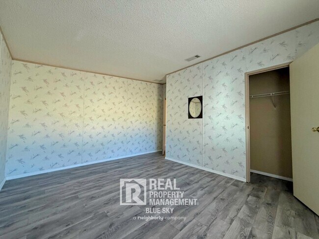 Building Photo - 5641 Columbia Dr