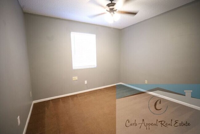 Building Photo - Move in special $800!! 3 bed, 2 bath home with a huge, fenced yard near Valley View school!!