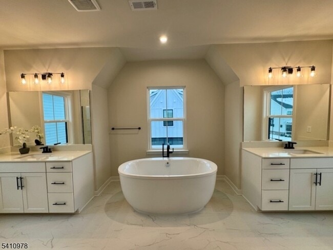 Building Photo - 61 Willow Ln