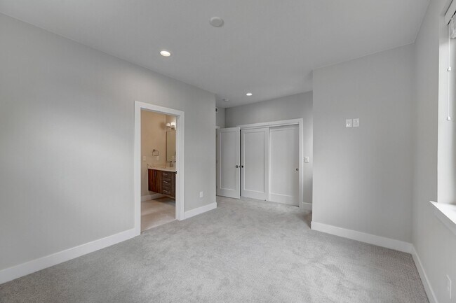 Building Photo - $3,900 - 4 Bed, 3.5 Bath Updated Townhome ...
