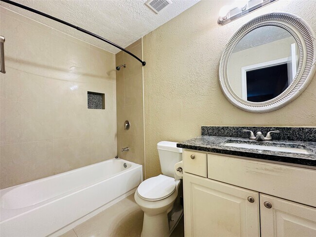 Building Photo - 423 Lee Dr