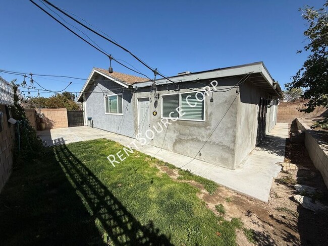 Building Photo - 4 Bedrooms/3 Bathrooms Single Story Home f...