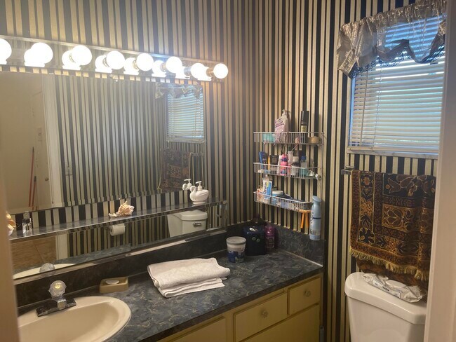 Building Photo - 4 W Greenway Dr