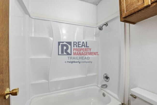 Building Photo - Well-Designed 2 Bedroom Townhome Near Camp Bowie