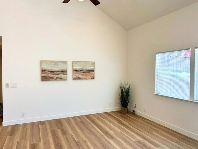 Building Photo - 1661 La Paloma Ct