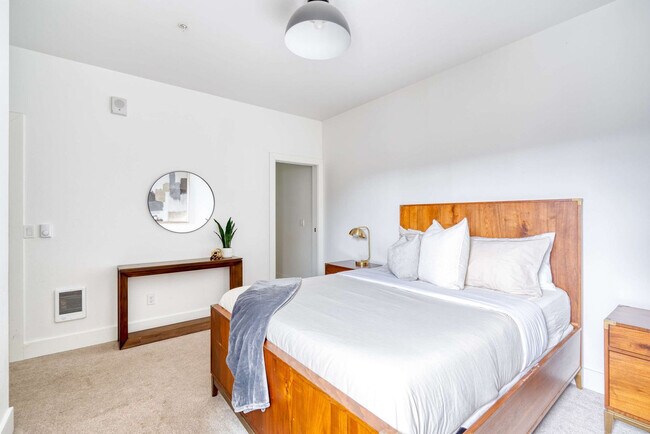 Building Photo - 4980 N Vancouver Ave