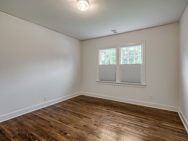 Building Photo - Luxury Living in the Heart of Tulsa