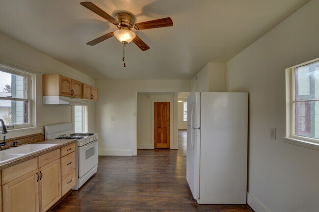 Building Photo - 114 N Willow St