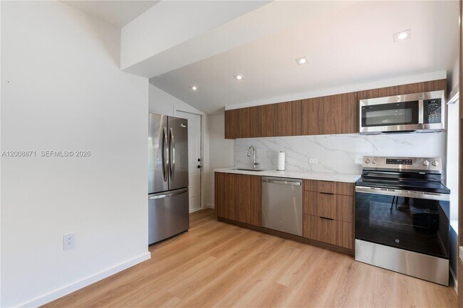 Building Photo - 3021 Coconut Grove Dr