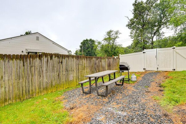 Building Photo - 6604 Oak St