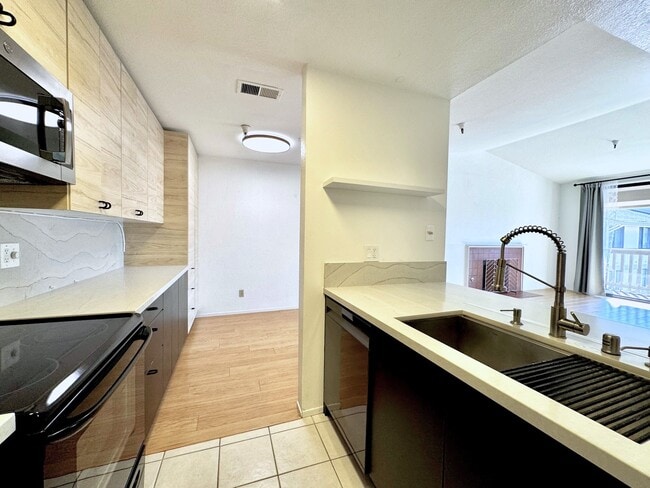 Building Photo - 1400 Carpentier St