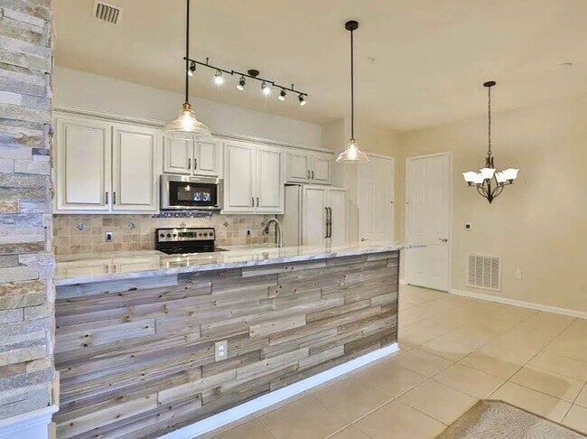 Building Photo - Unfurnished Serene Lakeside Living: Spacio...