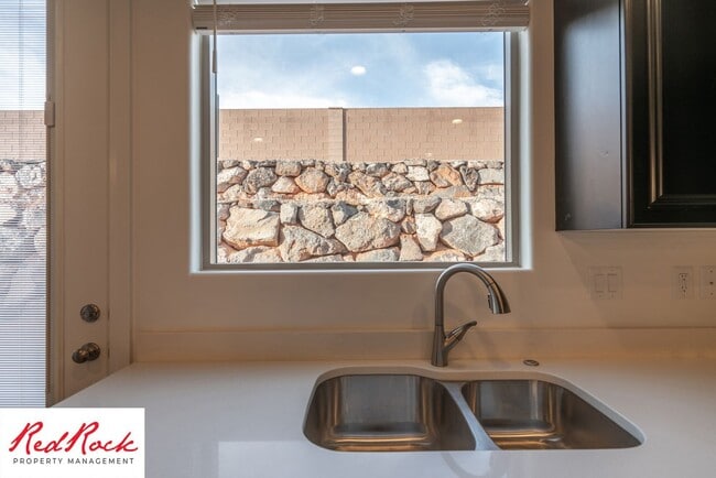 Building Photo - St. George 3 Bedroom Single-Level Home–$30...