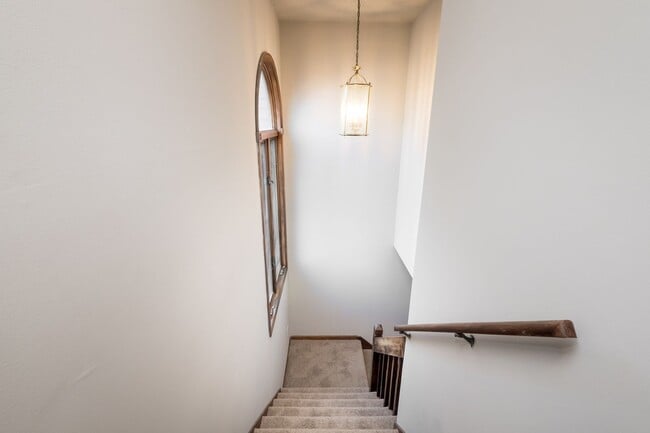 Building Photo - 2 bedroom 1.5 bath Duplex Close to the Beach