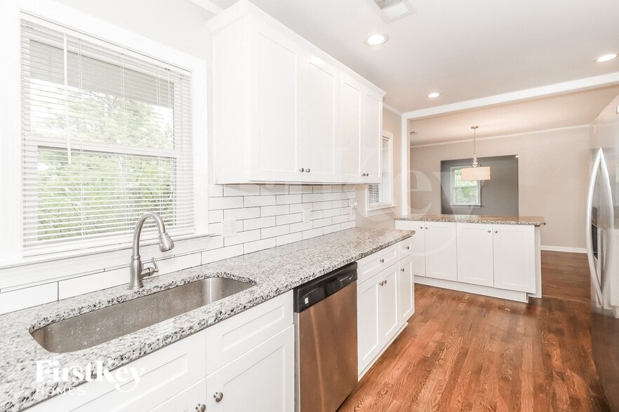 Building Photo - 2802 Glenvalley Dr