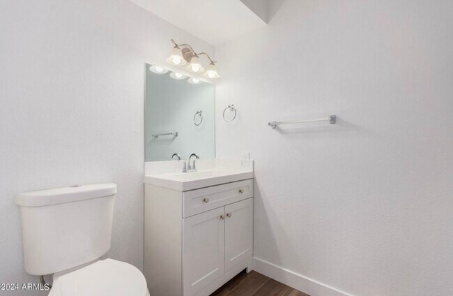 Building Photo - Spacious 4BR Townhome in Phoenix