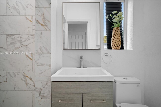 Building Photo - 16101 NE 11th Ave