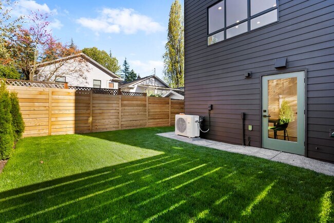 Building Photo - Modern Elegance in the Heart of Wallingford
