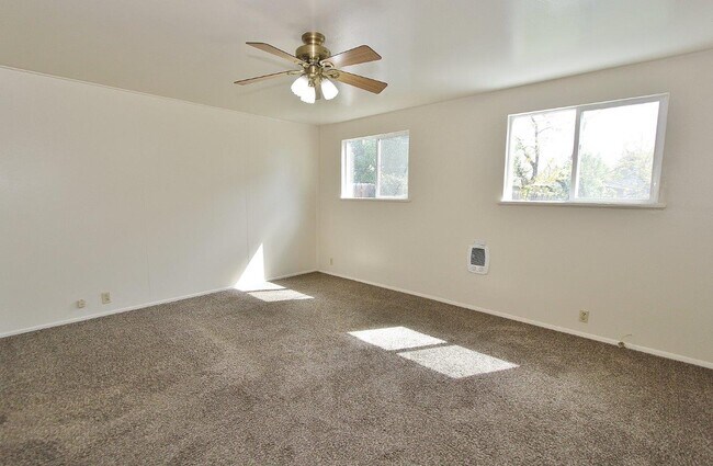 Building Photo - 816 S Wardwell Ave