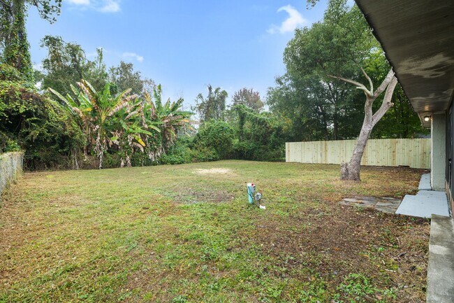 Building Photo - Beautiful 3bdrm/2bath home with attached garage and large yard $1,595.00 ** Ready Now** MOVE IN B...