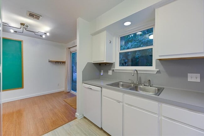 Building Photo - 1701 Jennie Ave