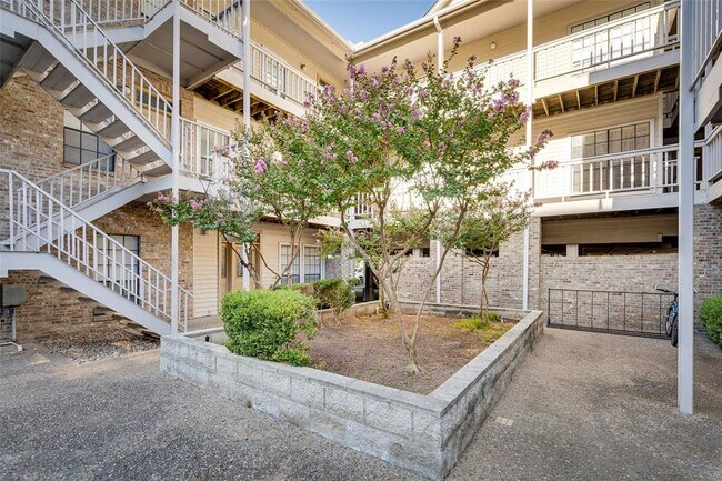 Building Photo - 715 W 22 1/2 St