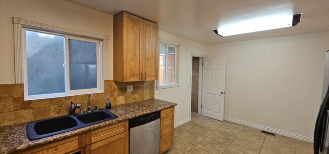 Building Photo - 449 S Doheny Dr