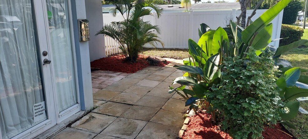 Front Patio - 228 Beverly Dr