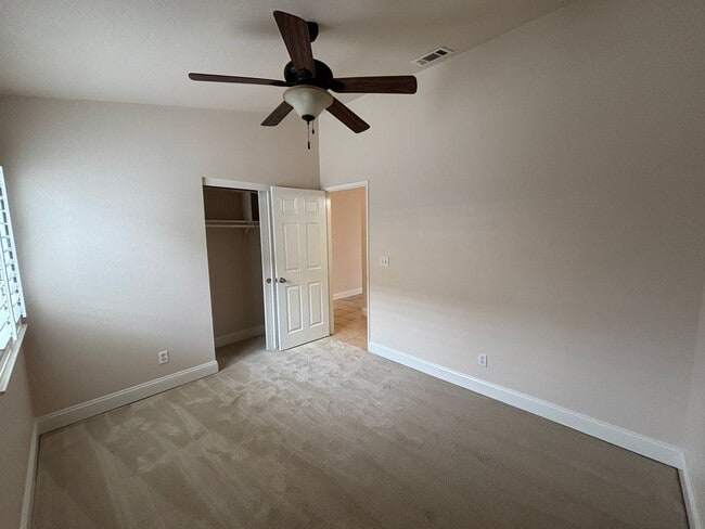 Building Photo - Sharp Home!