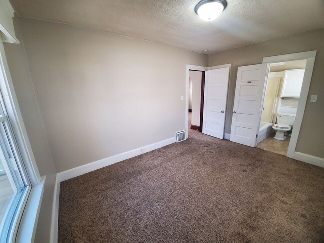 Building Photo - 2 bedroom, 1 bathroom with 1 car garage!