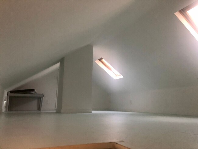 Building Photo - Sunny one bedroom house surrounded by lush...