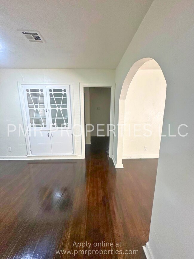 Building Photo - 3 Bedrooms / 1 Bathroom House