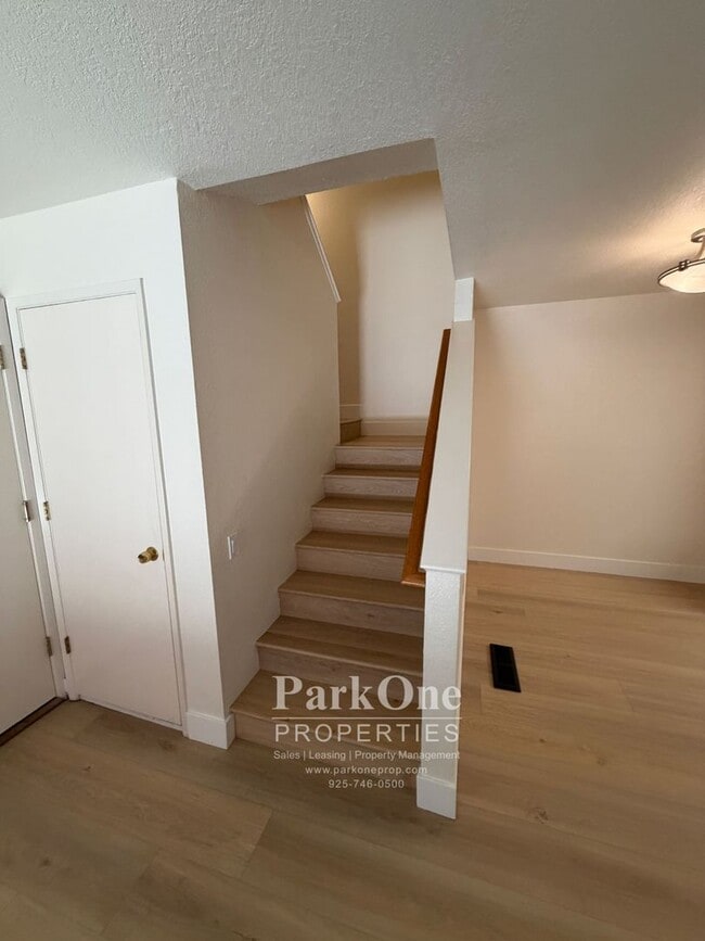Building Photo - Two Bedroom Town House Walking Distance to Downtown Lafayette