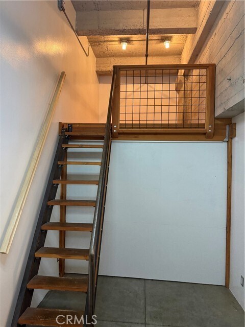 Building Photo - 100 W 5th St