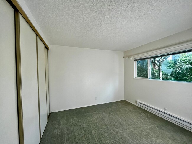 Building Photo - Available Now, Spacious One Level Bainbrid...