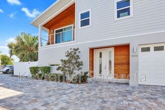 Building Photo - 2056 Roselawn St