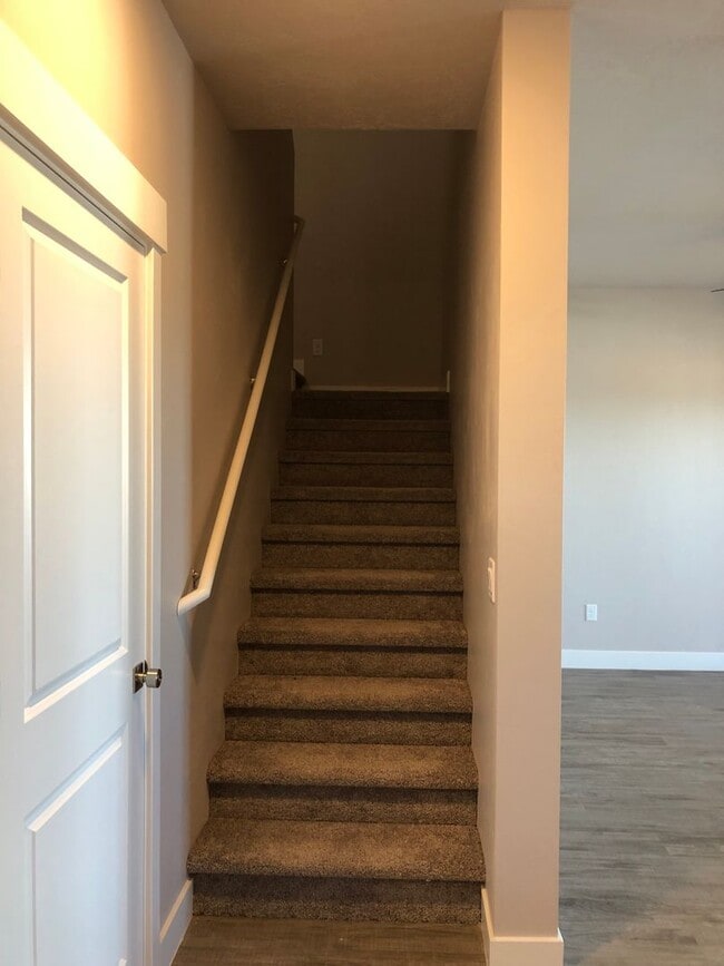 Building Photo - Beautiful Cedar Townhome