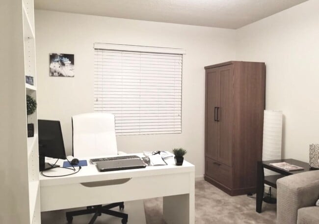 Building Photo - SW Home with great floorplan AND MOVE IN SPECIAL!