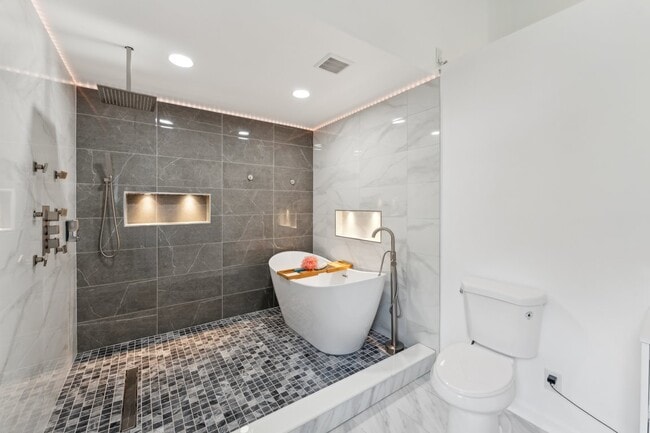 Building Photo - Charming 4 bedroom 3 bathroomSingle-Family Home for Rent! Discover your dream home with this stun...