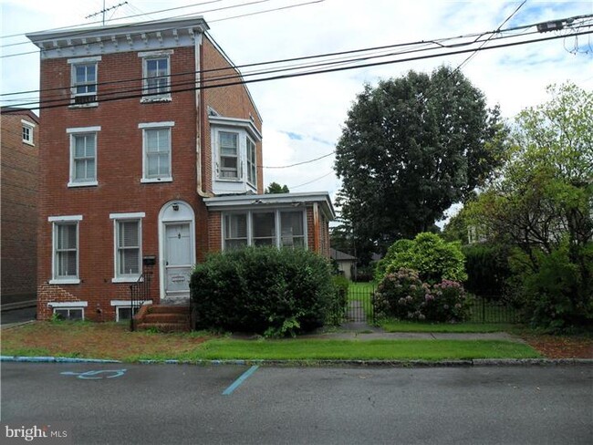 Building Photo - 109 E 2nd St