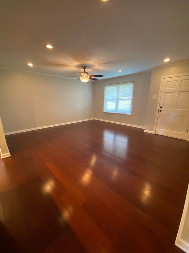 Building Photo - 3 Bedroom , 1.5 Bathroom Brick home with c...