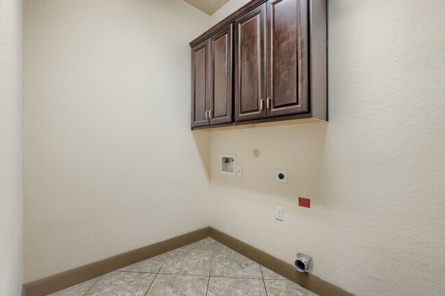 Building Photo - 5923 Dewdrop Ln