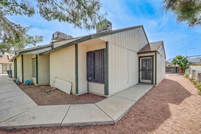 Building Photo - Charming Single-Level Townhome with Modern Flooring & Update Bathroom & Kitchen