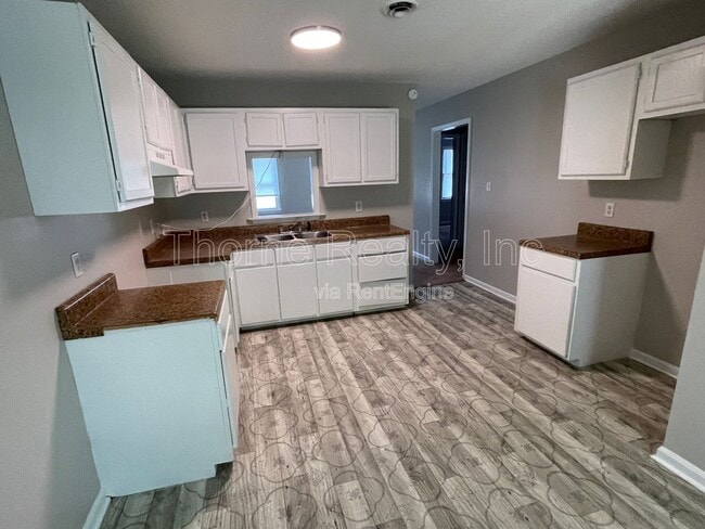 Building Photo - 406 E Northern Blvd