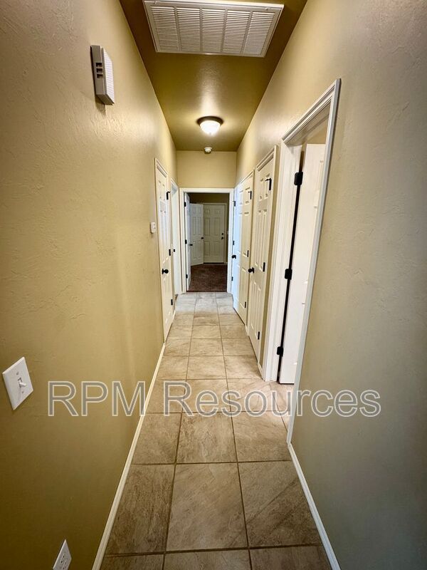 Building Photo - 147 Bison Ct Way