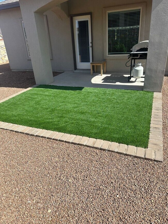 Building Photo - Furnished Eastside Beautiful 3 bed/2 baths...
