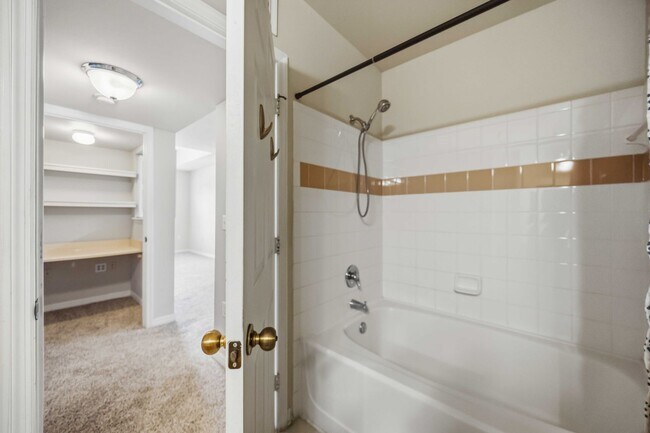 Building Photo - 1195 Villagio Cir