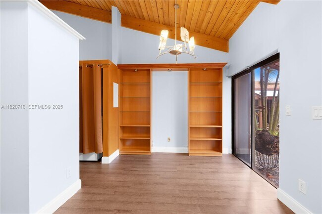 Building Photo - 2627 Parkview Dr S