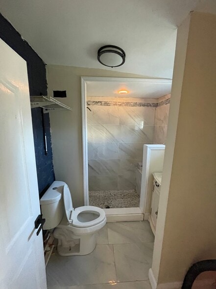 Building Photo - 210 W 5th St