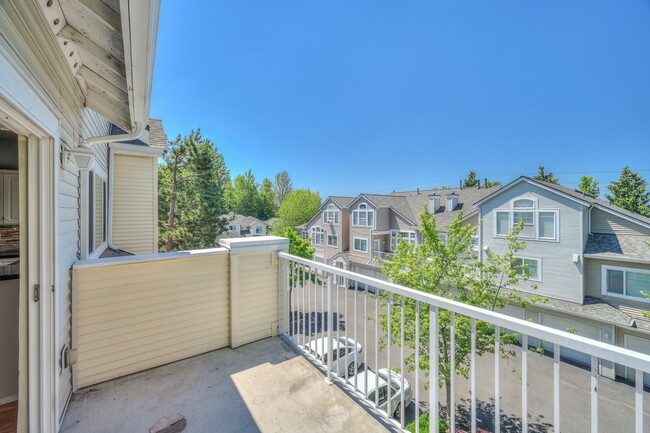 Building Photo - Perfect Location Renton Townhouse